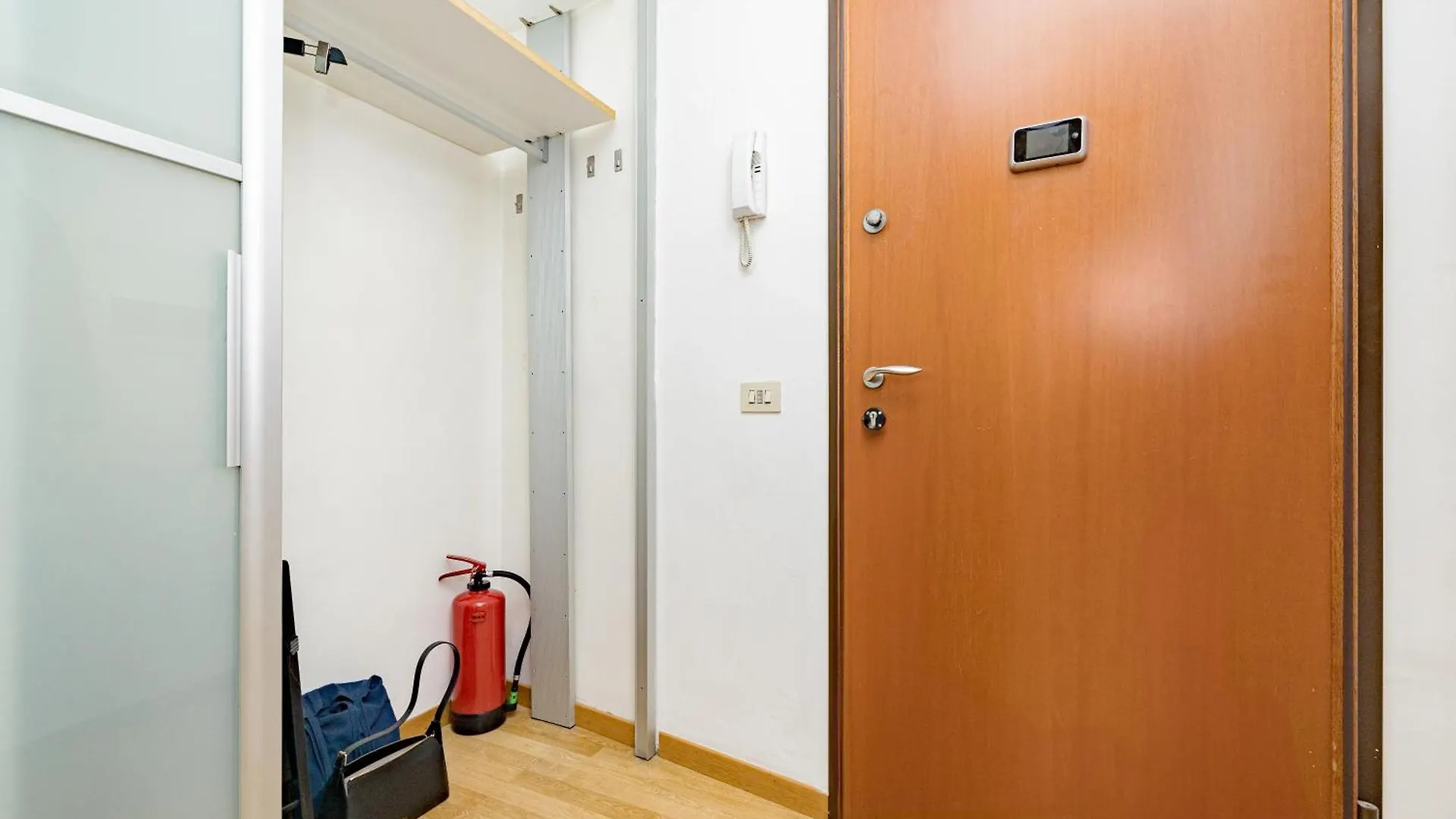 Minimal Apartment Near Bocconi University Milan 0*,  Italie