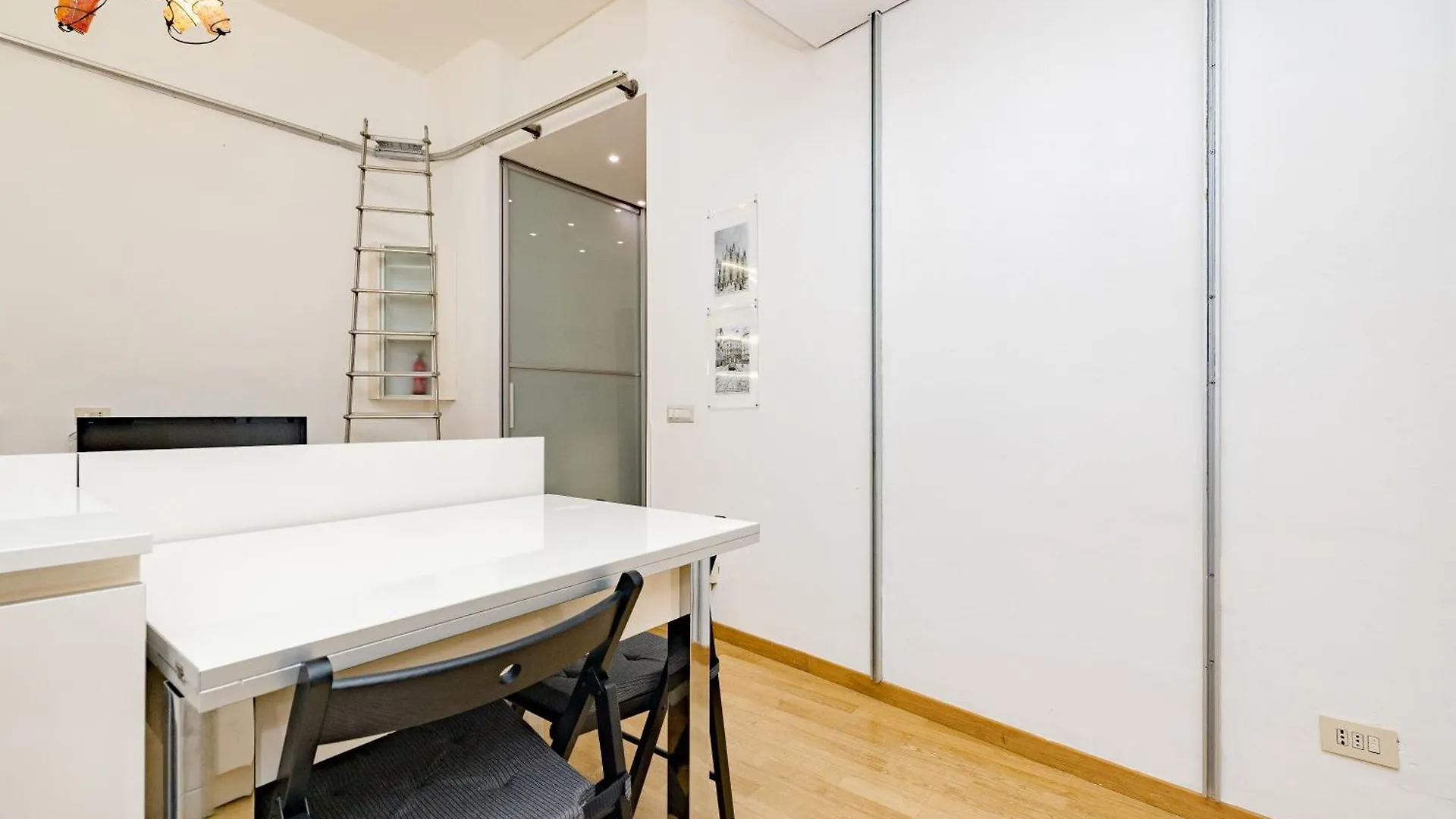 Minimal Apartment Near Bocconi University Milan Italie