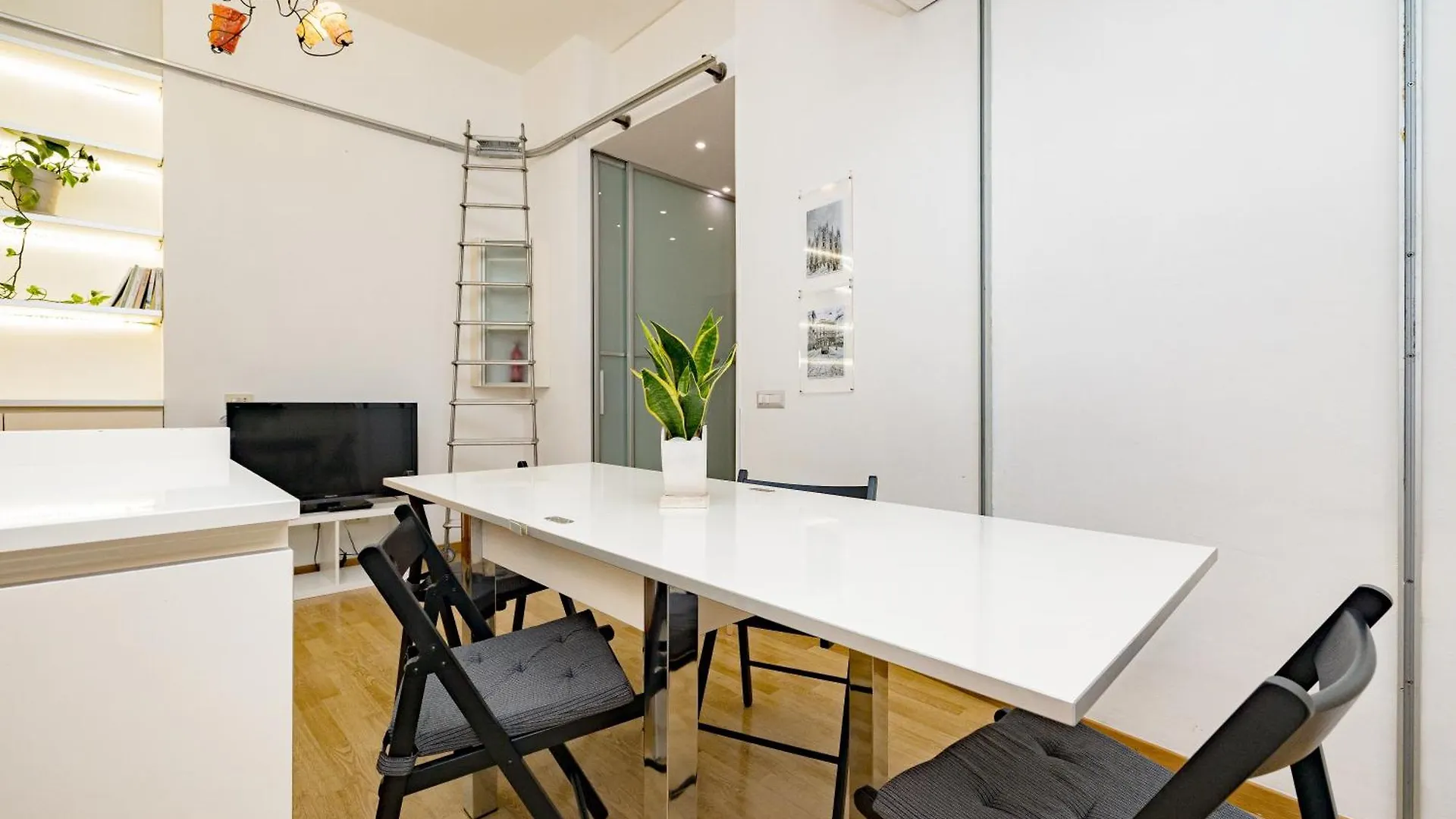 Minimal Apartment Near Bocconi University Milan 0*,