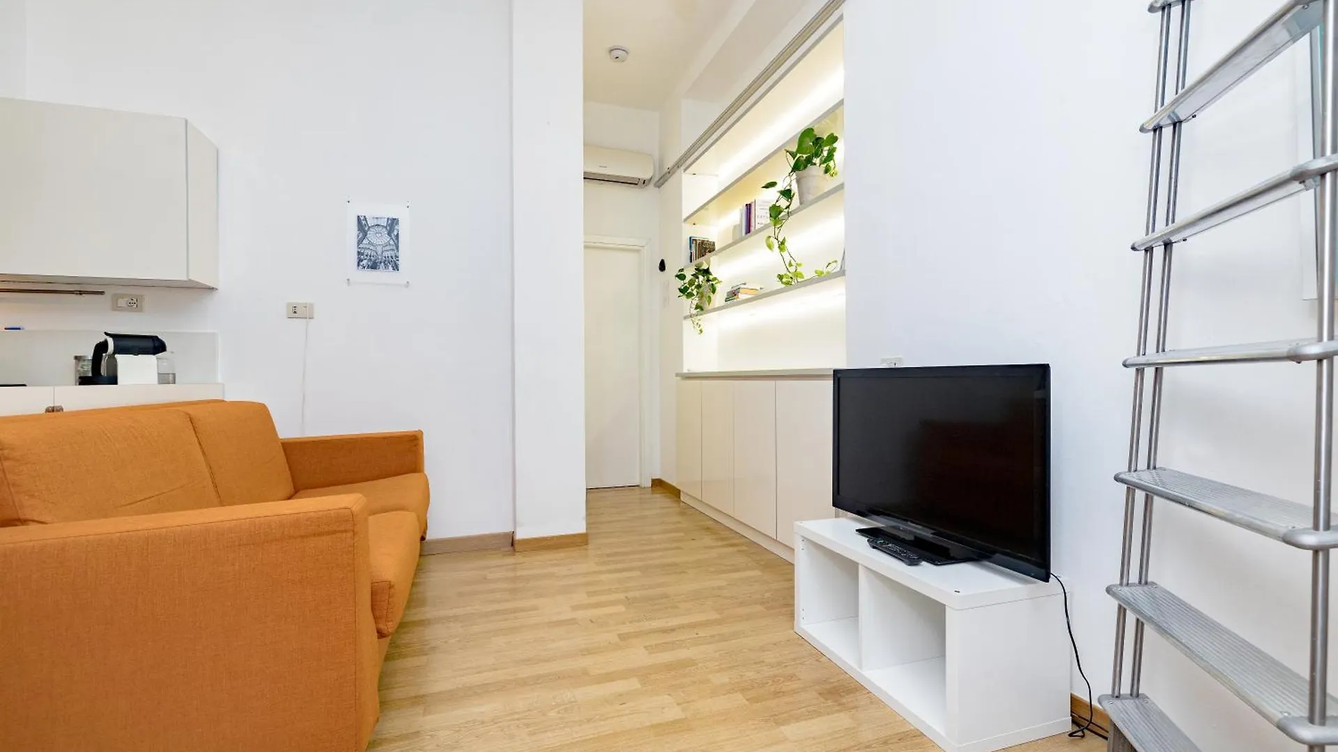 Minimal Apartment Near Bocconi University Mailand