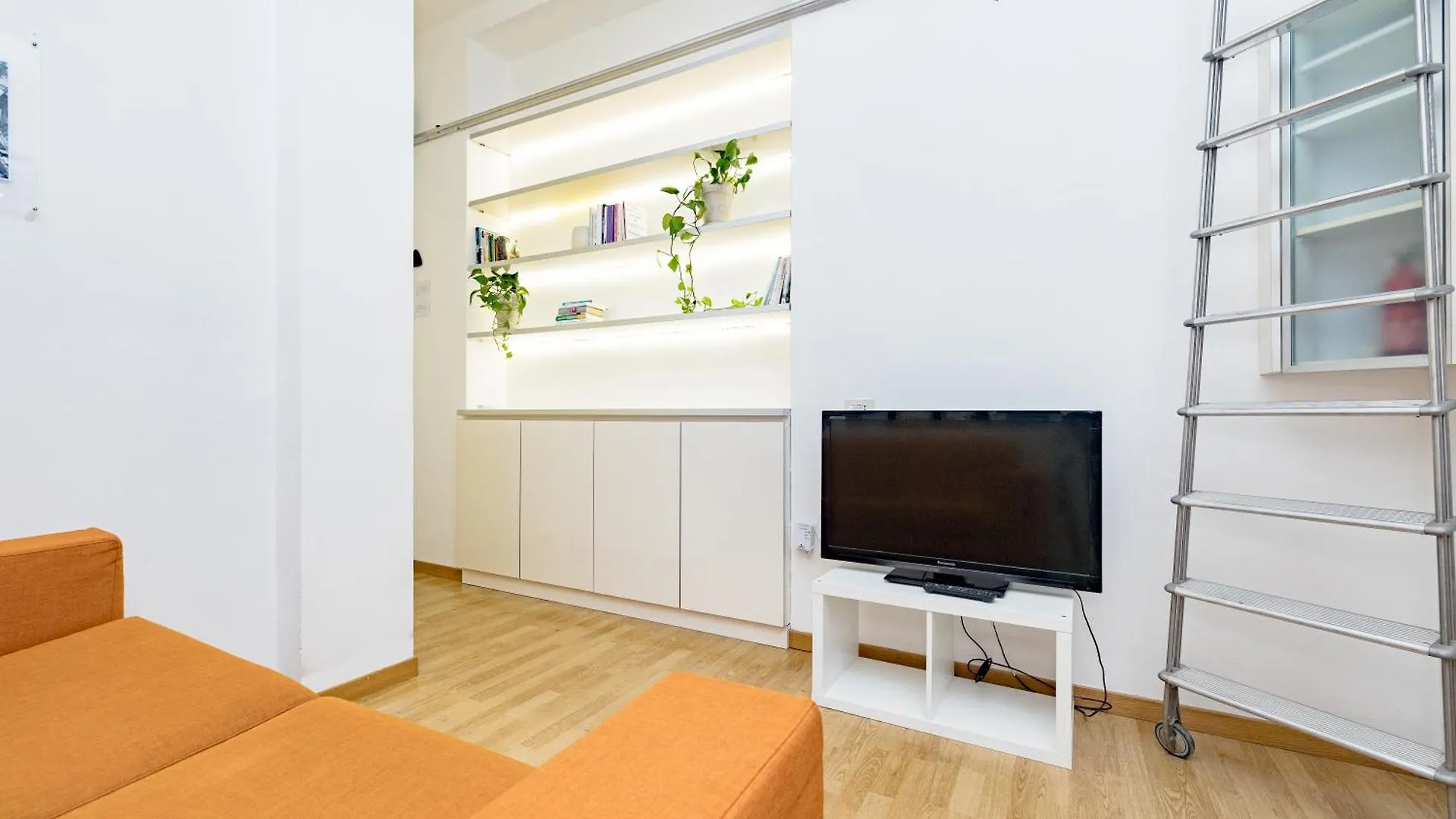 Minimal Apartment Near Bocconi University Mailand