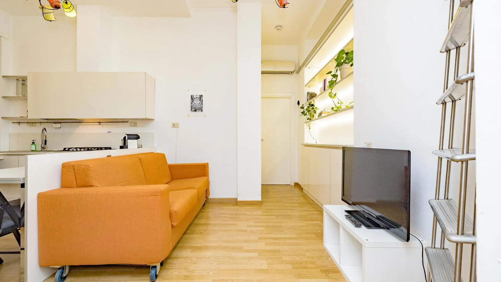 Minimal Apartment Near Bocconi University location
