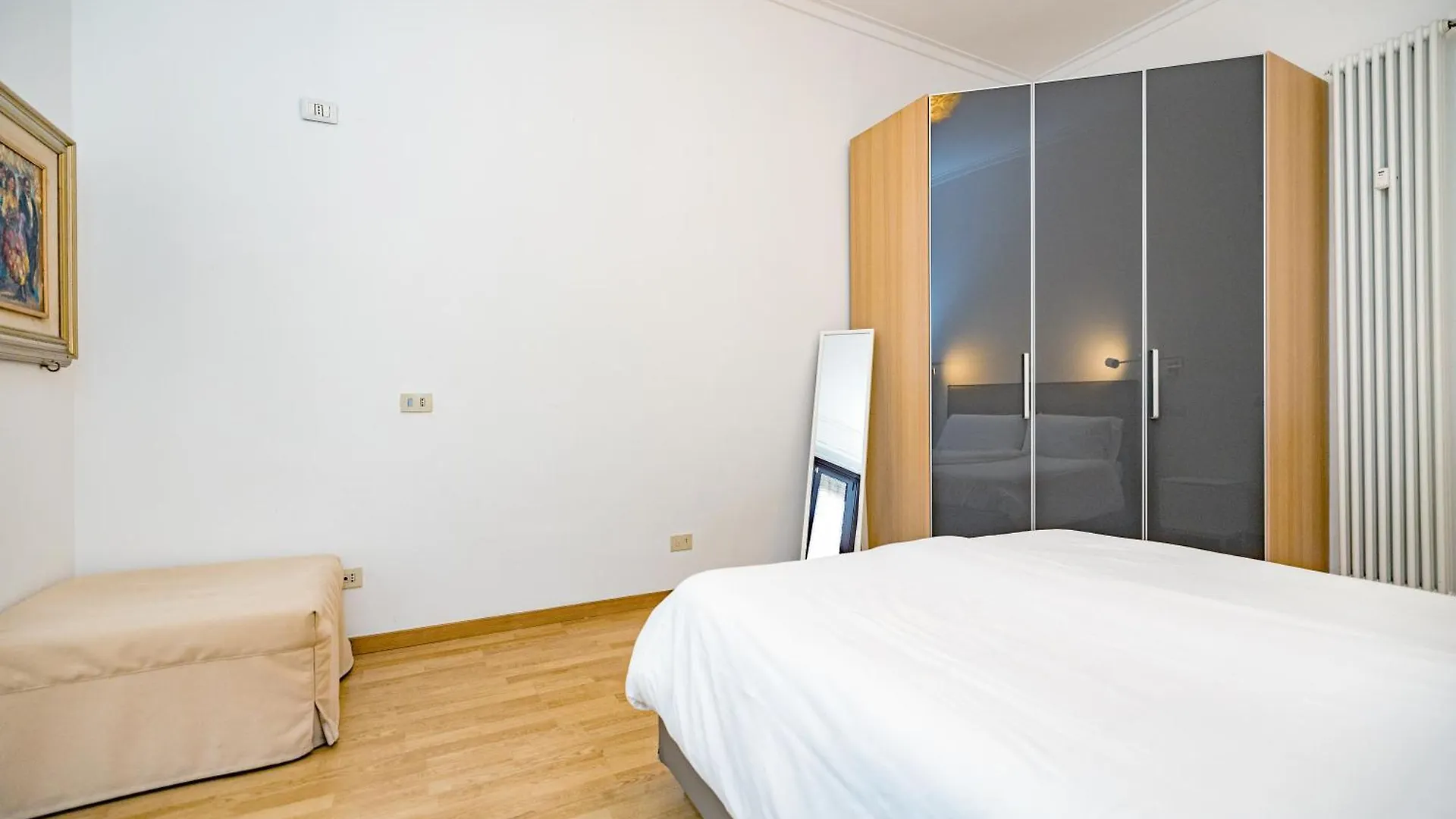 Minimal Apartment Near Bocconi University Mailand