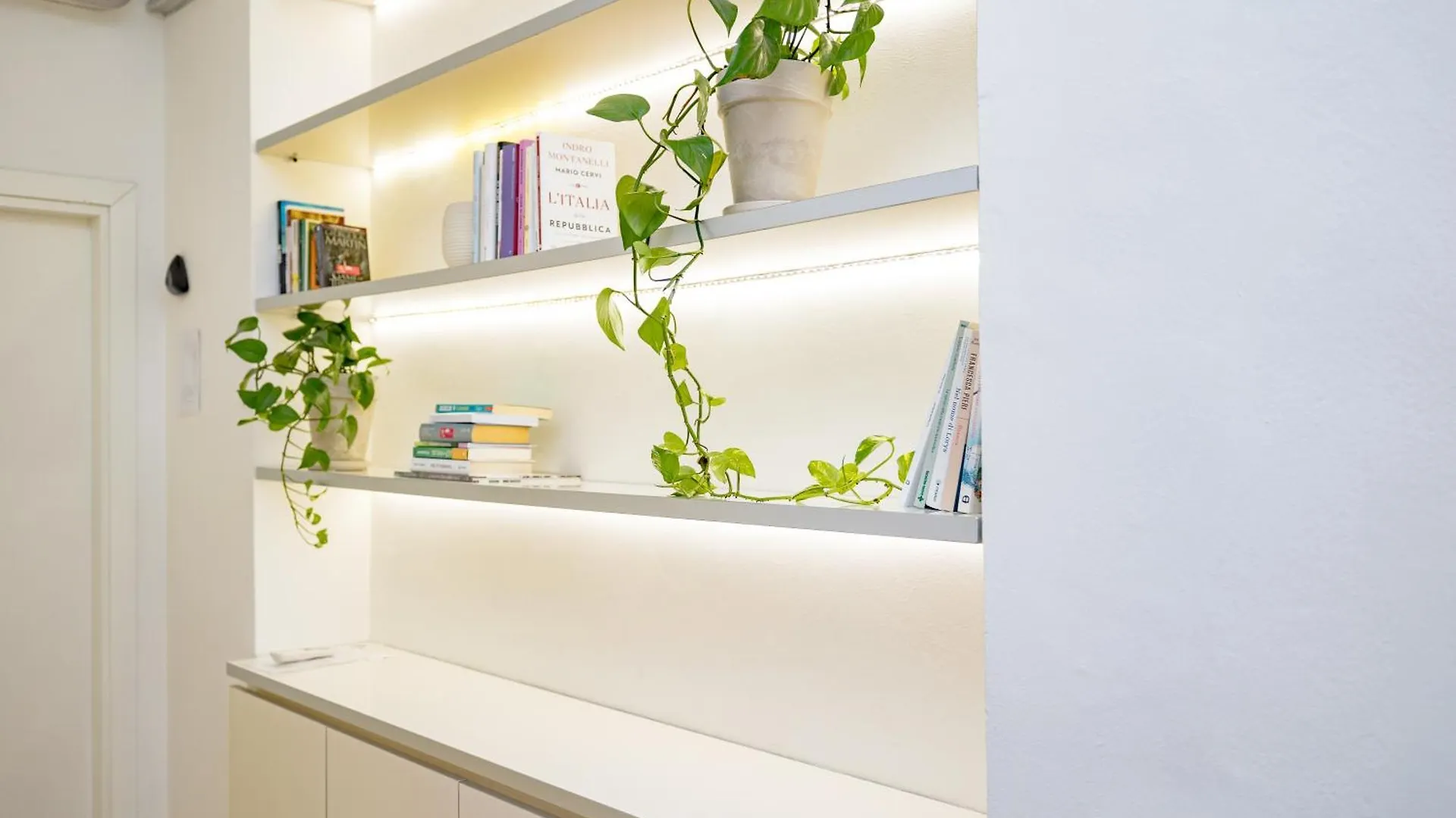 Minimal Apartment Near Bocconi University Mailand